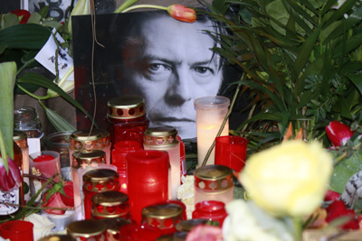 Kerzen, Blumen, Bilder: Trauer um den verstorbenen Rockstar David Bowie vor dem Haus in der Hauptstrasse in Berlin Schoeneberg, wo er waehrend der 70er Jahre mit Iggy Pop waehrend seiner kreativen Hochzeit wohnte, 12. Januar 2016, Berlin-Schoeneberg.